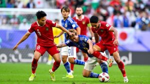 Pemain timnas Indonesia berebut bola dengan pemain Jepang. (dok. PSSI)
