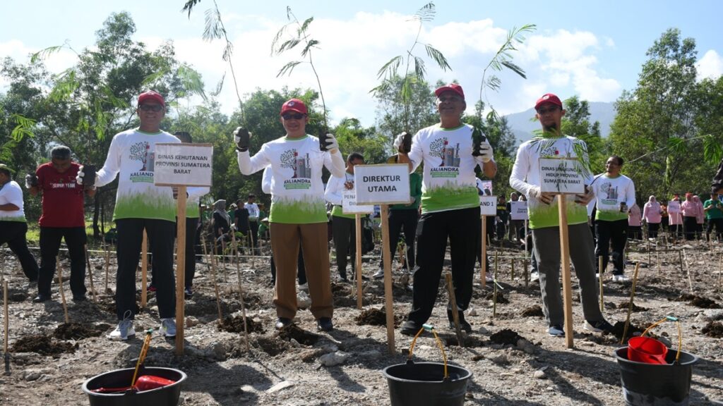 Direktur Utama PT Semen Padang Asri Mukhtar Dt Tumangguang Basa(dua dari kanan) bersama Direktur Operasi PT Semen Padang, Indrieffouny Indra (kiri) dan Kepala Dinas Kehutanan Provinsi Sumbar Yozawardi (dua dari kiri), serta Sekretaris Dinas Lingkungan Hidup Provinsi Sumbar Andi Irawan (kanan). Foto bersama saat acara penanaman bibit pohon kaliandra di kawasan Bukit Atas, PT Semen Padang, Selasa (28/11/2023). Penanaman bibit pohon kaliandra sebanyak 2000 batang itu digelar bertepatan dengan memperingati Hari Menanam Pohon Indonesia Tahun 2023. (dok. Humas)