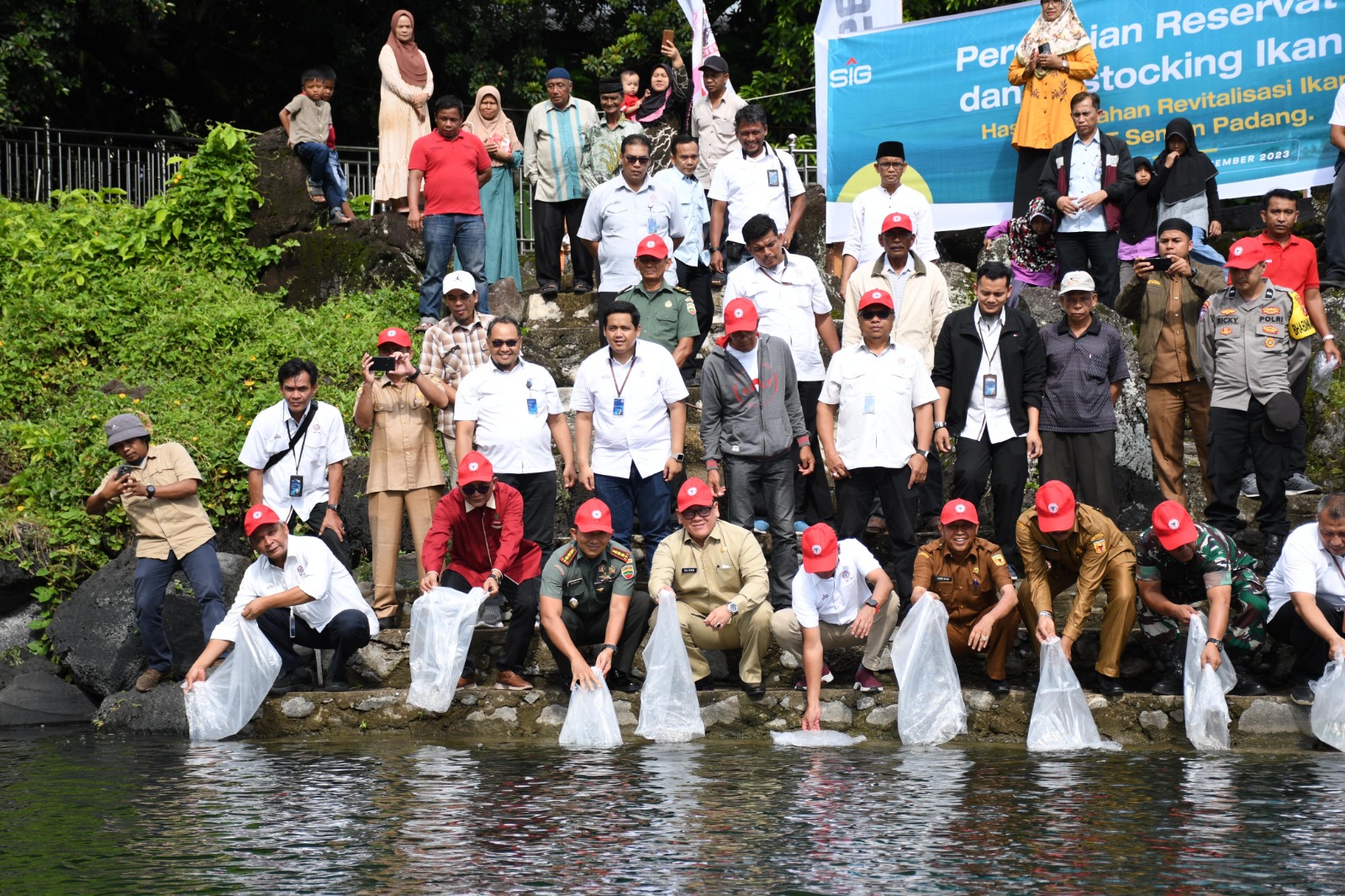 Dirut PT Semen Padang Asri Mukhtar (kiri depan), Direktur Operasi, Indrieffouny Indra bersama jajaran Forkompinda Tanah Datar melakukan penyebaran ikan bilih sebanyak 3.000 ekor dari hasil konservasi ke habitat aslinya di Danau Singkarak, Senin (18/12/2023). (dok. Humas)