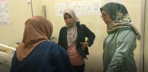 ART korban pemerkosaan yang diduga dilakukan oleh Ketua DPRD Kabupaten Solok menjalani pemeriksaan kesehatan. (Foto: Dok. Istimewa)