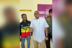 Anggota DPR RI asal Sumbar, H Andre Rosiade (tengah) memberi bantuan sebesar Rp25 juta kepada Minang Sejagat FC yang berlaga di Piala Soeratin U-13 dan U-15. (Foto: Dok. Tangkapan layar/Tim AR)