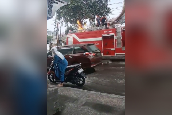 Tangkapan layar insiden kebakaran mesin portable pemompa air milik Damkar Padang Panjang pada Jumat (5/1/2024) sore. (Foto: Dok. Warganet)