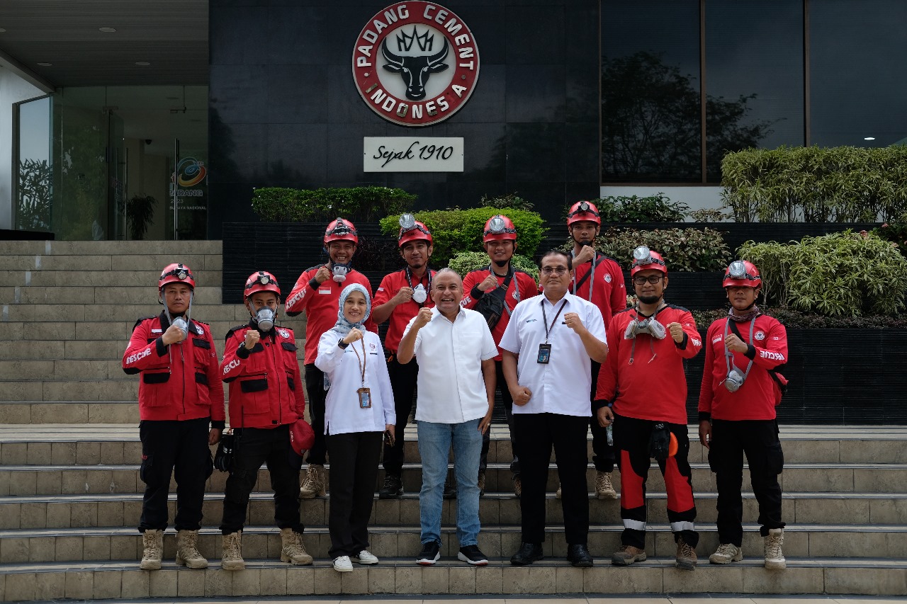 Direktur Keuangan PT Semen Padang Oktoweri (empat dari kiri), Kepala Departemen Komunikasi & Hukum Perusahaan, Iskandar Z Lubis (tiga kanan) dan Kepala Unit Humas & Kesekretariatan Nur Anita Rahmawati (tiga kiri) pada saat melepas Tim Reaksi Cepat (TRC) untuk membantu korban letusan Gunung Marapi, 5 Desember 2023. (dok. Humas)