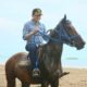 Wakil Wali Kota (Wawako) Padang, Ekos Albar menjajal kuda di Pantai Pasir Jambak. (Foto: Dok. Prokopim)