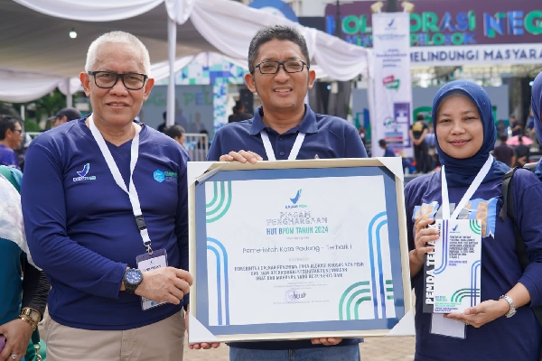 Wali Kota Padang, Hendri Septa (tengah) diapit Kepala BBPOM di Padang, Abdul Rahim dan Kepala Dinkes Padang, dr Srikurnia Yati menerima penghargaan dari BPOM dalam realisasi kinerja baik BOK POM tahun 2023. (Foto: Dok. Prokopim)