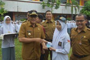 Wali Kota Padang, Hendri Septa menyerahkan secara simbolis e-KTP kepada pelajar SMKN 6 Padang pada Senin (5/2/2024) pagi. Ia meminta pelajar untuk menggunakan hak suara dan menghindari aksi tawuran. (Foto: Dok. Prokopim)