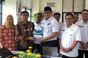 BPKP menyerahkan evaluasi dokumen perencanaan kepada Pemko Padang. (Foto: Dok. Prokopim)