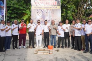Wakil Wali Kota (Wawako) Padang, Ekos Albar menghadiri peletakan batu pertama pembangunan lapangan mini soccer di Pantai Padang. (Foto: Dok. Prokopim)