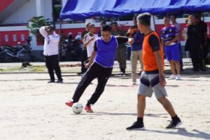Momen Wakil Wali Kota (Wawako) Padang, Ekos Albar tunjukkan skill bermain bola dan mampu cetak hattrick. (Foto: Dok. Prokopim)