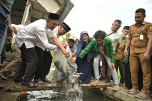 Gubernur Sumbar, Pelepasan Bibit Ikan di Lokasi Ikan Larangan Nagari Minangkabau, Sungayang, Tanah Datar, Senin (12/2/2024) siang. (Foto: Dok. Adpim)