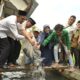 Gubernur Sumbar, Pelepasan Bibit Ikan di Lokasi Ikan Larangan Nagari Minangkabau, Sungayang, Tanah Datar, Senin (12/2/2024) siang. (Foto: Dok. Adpim)