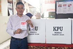 Wakil Wali Kota (Wawako) Padang, Ekos Albar menyalurkan hak suaranya di TPS 10 Kelurahan Olo, Kecamatan Padang Barat pada Rabu (14/2/2024) pagi. (Foto: Dok. Prokopim)