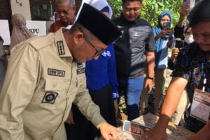 Wali Kota Padang, Hendri Septa menyalurkan hak suaranya di Pemilu 2024. (Foto: Dok. Prokopim)