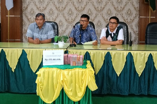 Kejaksaan Negeri (Kejari) Padang menyita uang sebanyak Rp455.400.000 dari eks Karyawan BRI yang diduga menyalahgunakan fasilitas VOID pada mesin EDC milik BRI. (Foto: Dok. Istimewa)