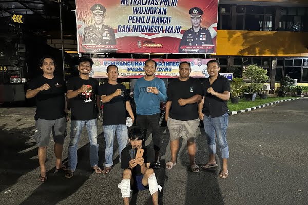 Pemuda asal Nias yang diduga mencuri telepon seluler (ponsel) pada Senin (12/2/2024) lalu ditangkap dan ditembak polisi. (Foto: Dok. Tim Klewang Polresta Padang)