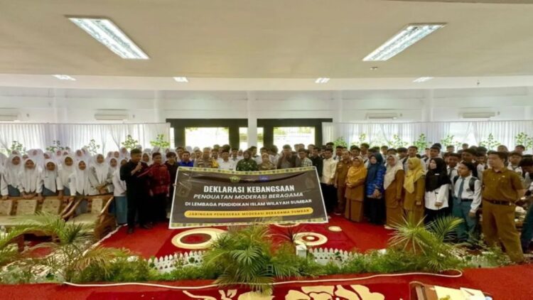 Pelajar di Sawahlunto deklarasi moderasi beragama. (Antara)