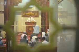 Gubernur Sumbar, Mahyeldi. Ia mengajak orang tua aktif mengajak buah hati untuk beribadah dan meramaikan masjid. (Foto: Dok. Adpim)