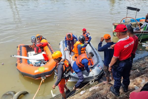 Tim SAR gabungan mencari nelayan yang hilang di perairan Ulak Karang, Kecamatan Padang Utara, Kota Padang, Sumatera Barat (Sumbar) pada Rabu (21/2/2024) siang. (Foto: Dok. Basarnas)