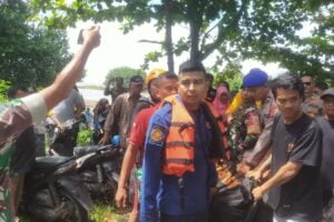 Nelayan yang dilaporkan hilang di perairan Ulak Karang Padang ditemukan meninggal oleh Tim SAR Gabungan pada Rabu (21/2/2024) siang. (Foto: Dok. Pusdalops PB)