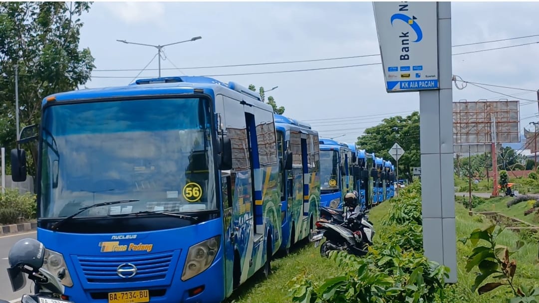 Aksi demo dan mogok bus Trans Padang pada Senin (26/2/2024) pagi di Balai Kota. (Foto: Dok. Istimewa)