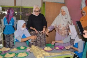 Dekranasda Kota Padang terus mendorong Industri Kecil dan Menengah (IKM) Kota Padang untuk terus meningkatkan daya saing produk. (Foto: Dok. Prokopim)
