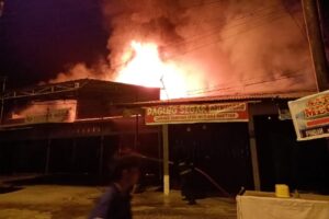 Kebakaran menghanguskan sembilan petak toko di kawasan Kampung Jambak, Kecamatan Koto Tangah pada Selasa (27/2/2024) dini hari. (Foto: Dok. Dinas Damkar Padang)