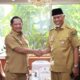 Menteri Dalam Negeri (Mendagri), Muhammad Tito Karnavian (kiri) dan Gubernur Sumbar, Mahyeldi. Gubernur menemui Mendagri untuk menyampaikan kesiapan peringatan HUT Satpol PP dan Satlinmas di Sumbar. (Foto: Dok. Adpim)