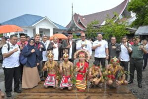 Gubernur Sumbar, Mahyeldi beserta jajaran OPD dan rombongan 4 perwakilan kementerian berkunjung ke Kabupaten Kepulauan Mentawai. (Foto: Dok. Adpim)