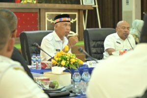Gubernur Sumbar, Mahyeldi didampingi Sekda, Hansastri Matondang memimpin rapat antar OPD dan Kementerian membahas tentang pembangunan Kepulauan Mentawai. (Foto: Dok. Adpim)