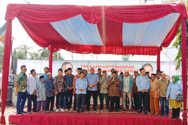 Forum Ulama Sumbar mendeklarasikan diri mendukung pasangan Prabowo-Gibran di Pilpres 2024. Sebelumnya, Forum Ulama Sumbar mendukung pasangan Anies-Muhaimin sebelum mengalihkan dukungannya ke paslon nomor urut 02 di Sekretariat Tim Kampanye Daerah (TKD) Prabowo-Gibran di Sumbar, Kamis (1/2/2024) siang. (Foto: Dok. Tim AR)