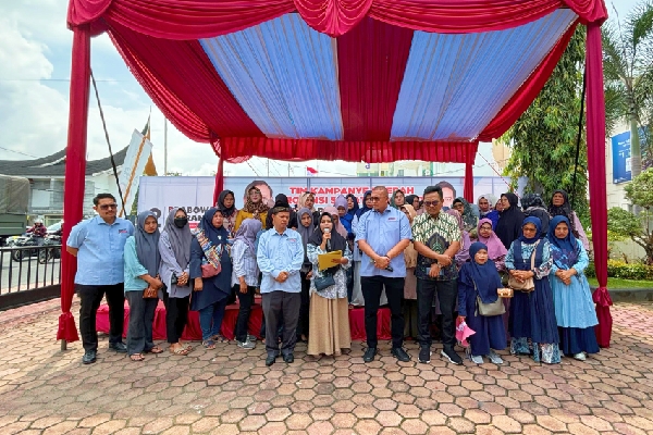 Majelis Taklim Safari Dakwah Sumatera Barat (Sumbar) mengalihkan dukungan dari Anies-Muhaimin ke Prabowo-Gibran pada Jumat (2/2/2024) siang di Sekretariat Tim Kampanye Daerah (TKD) Prabowo-Gibran di Sumbar. Majelis Taklim Dakwah Sumbar menilai orang yang suka mengecilkan orang lain di depan forum tak akan pernah jadi pemimpin yang bagus. (Foto: Dok. Tim AR)