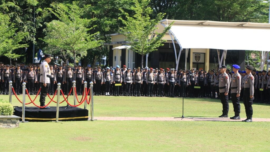 Kapolda Sumbar Pimpin Apel Pergeseran Pasukan Personel Polri BKO Pengamanan TPS Tahap Pungut Suara Pemilu 2024. (dok. Bidhumas)