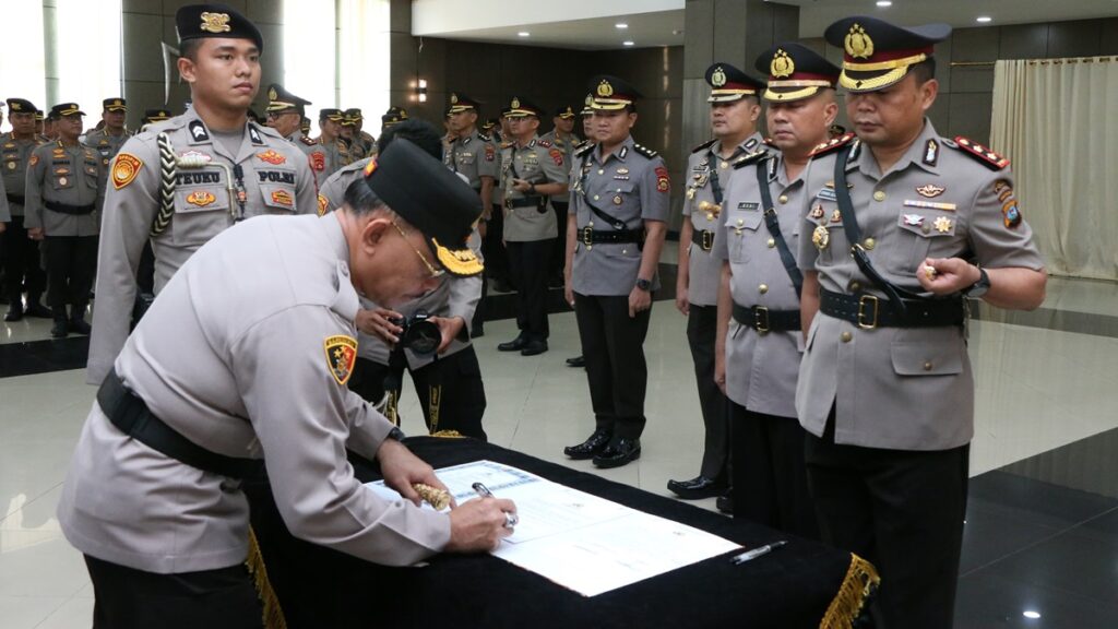 Kapolda Sumbar pimpin sertijab dua PJU dan tiga Kapolres. (dok. Bidhumas)