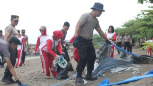 Polda Sumbar bersih-bersih Pantai Padang. (dok. Bidhumas)