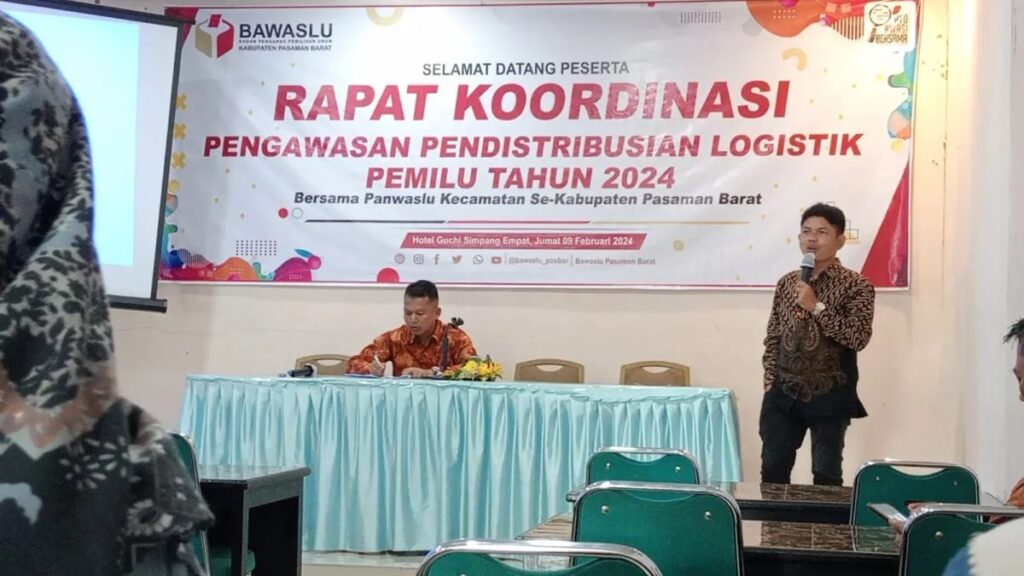 Bawaslu Pasaman Barat ingatkan Panitia Pengawas Pemilu Kecamatan agar mencermati kedatangan logistik Pemilu 2024 dalam rapat koordinasi pengawasan pendistribusian logistik Pemilu 2024 bersama Panwaslu Kecamatan se-Pasaman Barat di Simpang Empat, Jumat (9/2/2024). (Antara/Altas Maulana)