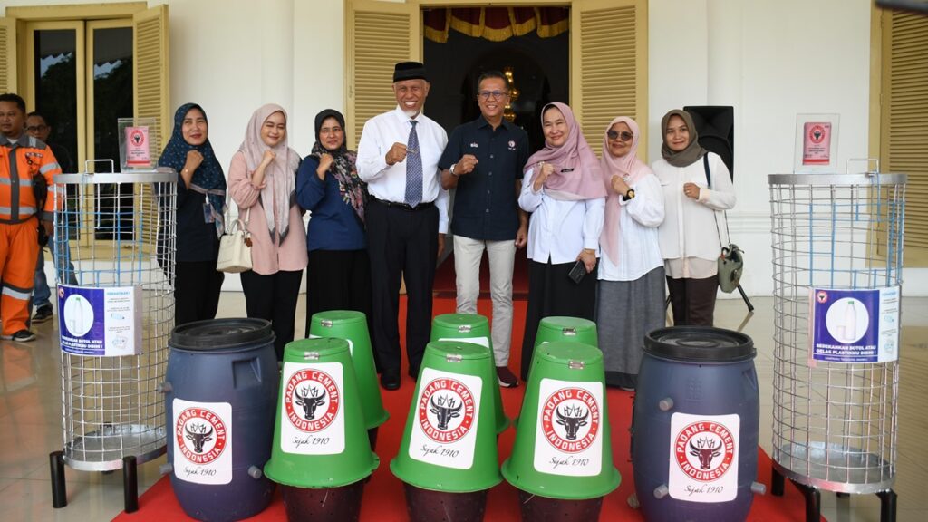 Semen Padang serahkan bantuan bak sampah untuk Pemprov Sumbar. (dok. Humas)