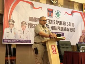 Sekretaris Daerah (Sekda) Kota Padang, Andree Harmadi Algamar membuka kegiatan pembekalan penggunaan layanan e-BLUD kepada masing-masing perwakilan Puskesmas yang ada di wilayah tersebut. (Foto: Dok. Prokopim)