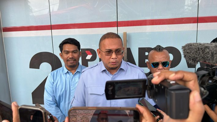 Ketua Tim Kampanye Daerah (TKD) Prabowo-Gibran di Sumbar, H Andre Rosiade (tengah) menyampaikan bahwa Forum Ulama Sumbar yang sebelumnya mendukung Anies-Muhaimin beralih ke Prabowo-Gibran di Pilpres 2024. (Foto: Dok. Tim AR)