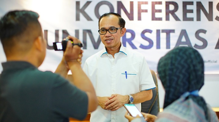 Rektor Universitas Andalas (Unand), Efa Yonnedi memaparkan penerimaan mahasiswa baru untuk tahun 2024. (Foto: Dok. PPID)