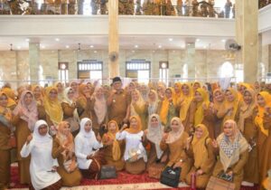 Wali Kota Padang, Hendri Septa mengumpulkan 2.331 guru honorer PPPK pada Senin (5/2/2024). Ia menyampaikan bahwa SK guru PPPK tersebut akan diserahkan pada April 2024. (Foto: Dok. Prokopim)