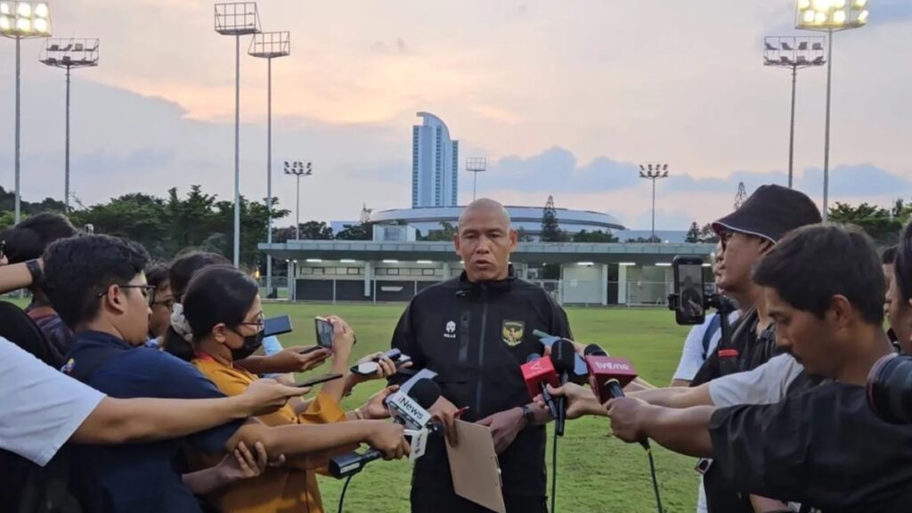 Pelatih tim nasional Indonesia U-16 Nova Arianto menjawab pertanyaan para pewarta seusai memimpin latihan tim di Lapangan Latihan A Komplek Gelora Bung Karno, Jakarta, Senin (19/2/2024). (ANTARA/RAUF ADIPATI)