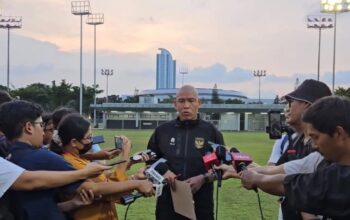 Pelatih tim nasional Indonesia U-16 Nova Arianto menjawab pertanyaan para pewarta seusai memimpin latihan tim di Lapangan Latihan A Komplek Gelora Bung Karno, Jakarta, Senin (19/2/2024). (ANTARA/RAUF ADIPATI)