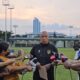 Pelatih tim nasional Indonesia U-16 Nova Arianto menjawab pertanyaan para pewarta seusai memimpin latihan tim di Lapangan Latihan A Komplek Gelora Bung Karno, Jakarta, Senin (19/2/2024). (ANTARA/RAUF ADIPATI)