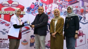 Dirkeu Semen Padang, Oktoweri bersama Kepala Komunikasi & Hukum, Nur Anita menyerahkan kantong darah dari aksi donor Semen Padang untuk PMI. (dok. Humas)