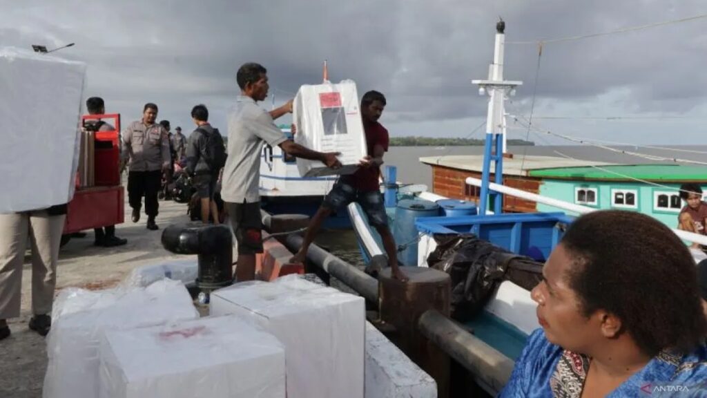 Petugas memindahkan logistik Pemilu 2024 ke atas kapal yang selanjutnya didistribusikan ke sejumlah distrik terluar di Distrik Agats, Kabupaten Asmat, Papua Selatan, Sabtu (10/2/2024). (ANTARA/Muhammad Zulfikar)