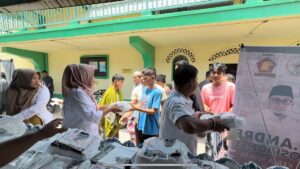 Program Jumat Berkah Andre Rosiade digelar di Masjid Al Furqon Muhammadiyah, Kelurahan Jati Baru, Kecamatan Padang Timur, Kota Padang. (dok. Tim AR)