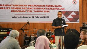 Dirut Semen Padang, Indrieffouny Indra memberi sambutan dalam PKS bersama stakeholders pada program TJSL 2024 di Wisma Indarung, Selasa lalu. (dok. Humas)