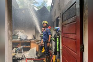 Kebakaran menghanguskan dua rumah di kawasan Balai Gadang, Kecamatan Koto Tangah pada Minggu (11/2/2024) siang. (Foto: Dok. Dinas Damkar Padang)