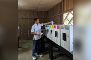 Wakil Ketua DPC Kabupaten Dharmasraya, Junaindra Sumawan menyalurkan hak suaranya pada Pemilu 2024. (Foto: Dok. Istimewa)