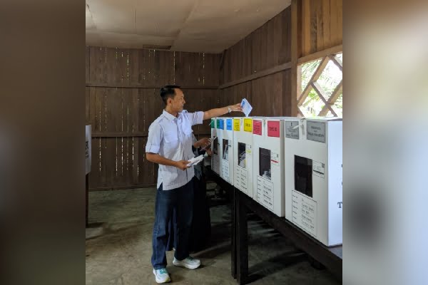 Wakil Ketua DPC Kabupaten Dharmasraya, Junaindra Sumawan menyalurkan hak suaranya pada Pemilu 2024. (Foto: Dok. Istimewa)